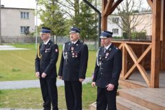 Trzech strażaków z OSP w galowych mundurach