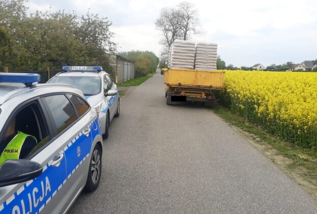 Policjanci z Chełmna zatrzymali do kontroli dostawczego Mercedesa z niezabezpieczonym ładunkiem